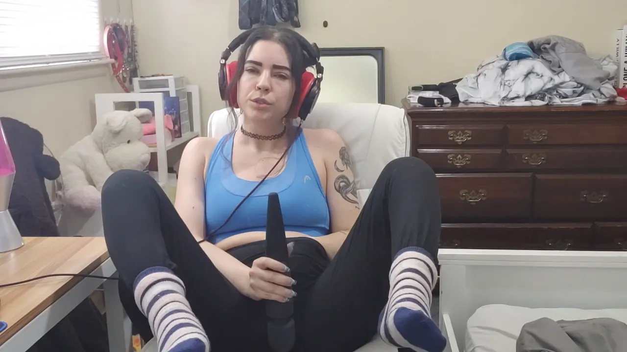 Lil Red Velvettt masturbates to music while wearing leggings and a sports bra