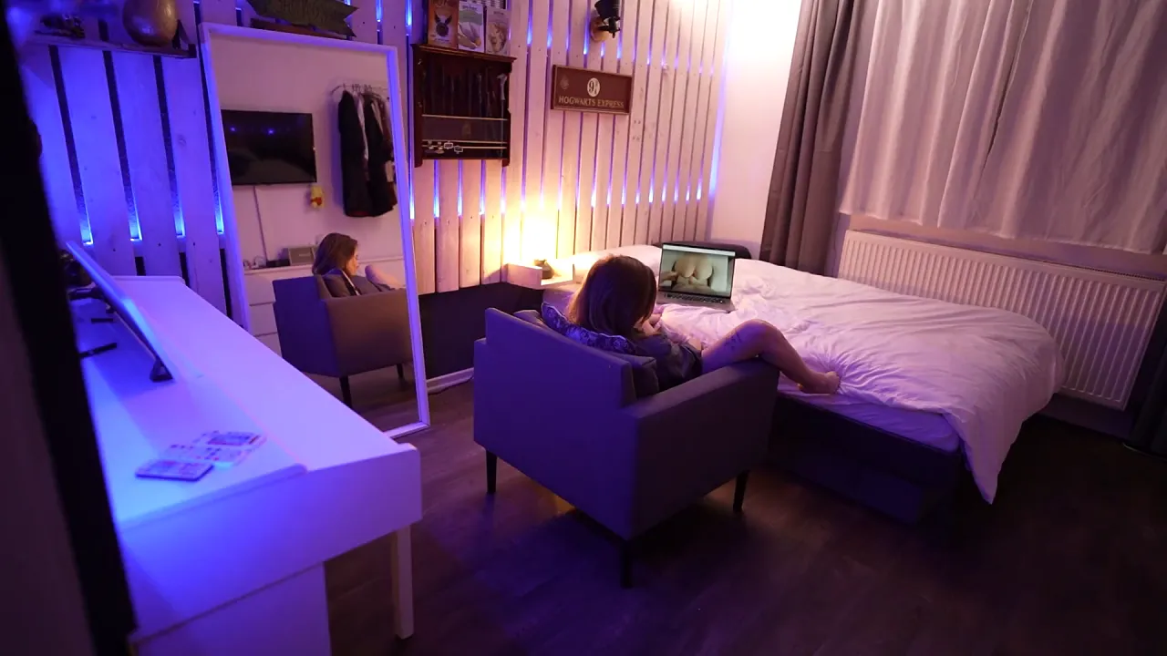 German babe uses toys to jerk off, then squirts twice and jills herself