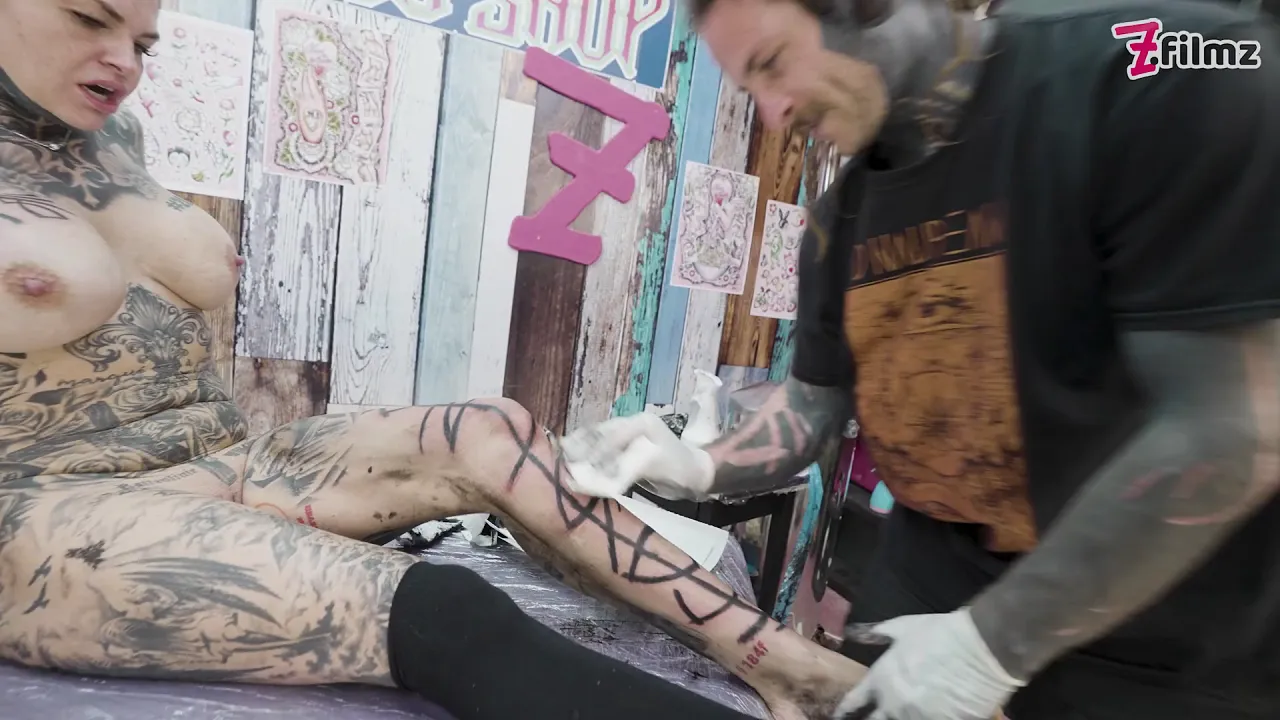 Tattooed Anuskatzz gets her big ass and tight asshole pounded hard while giving a blowjob