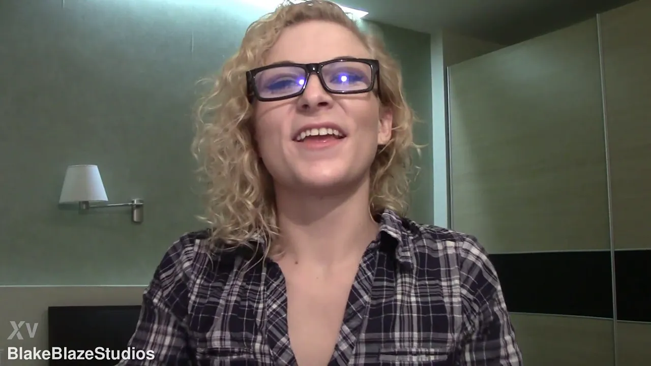 Blonde solo webcam chat with tongue piercing