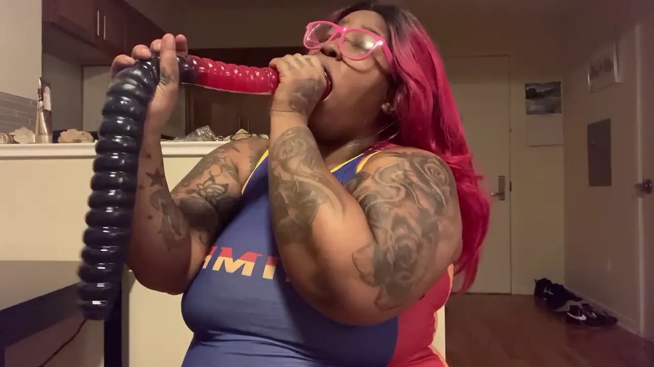 Tatted webcam girl sucks a gummy worm in a solo fetish video