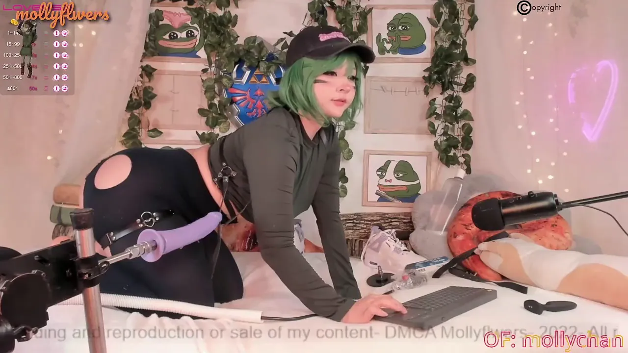 Natural-titted babe Mollyflwers masturbates solo in cosplay outfit