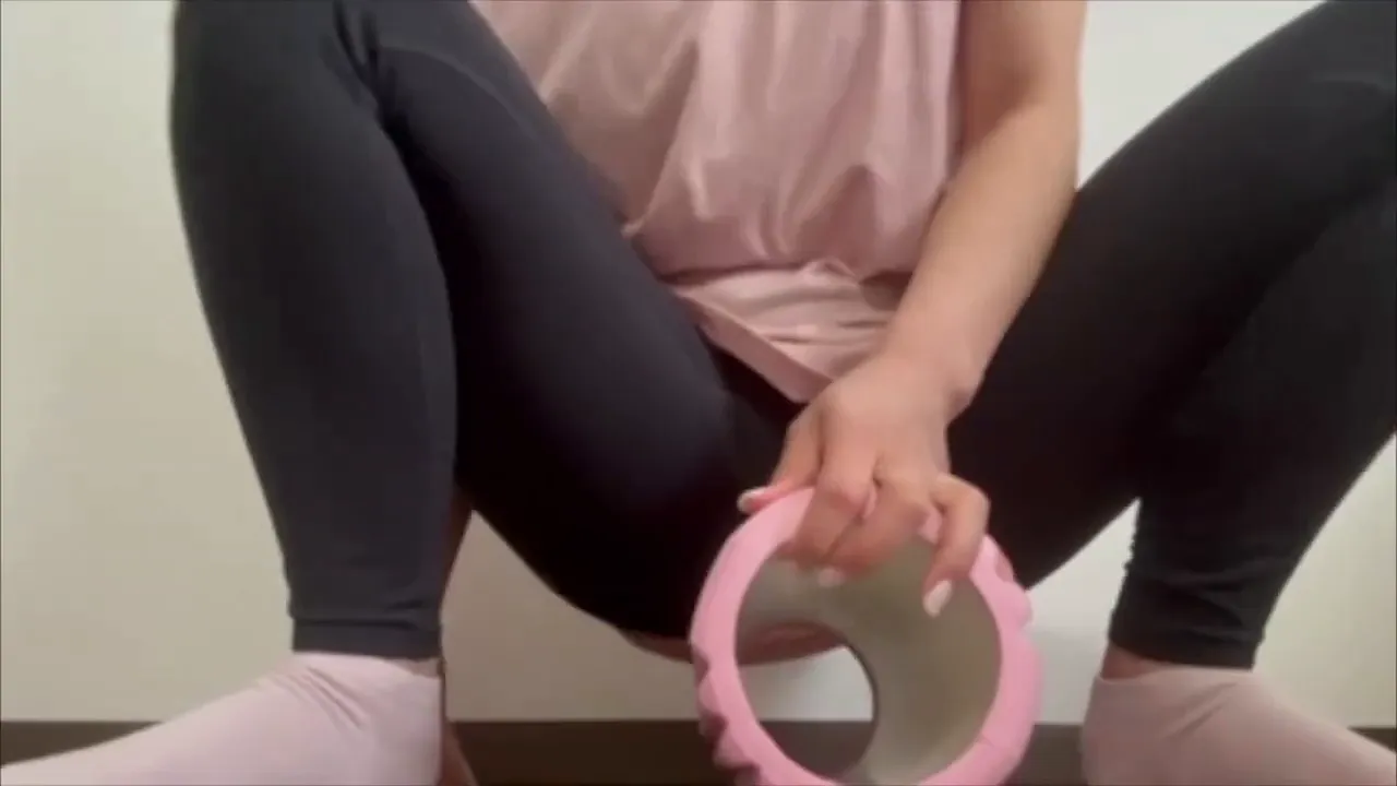 Japanese girl masturbates after smelling men's sweat at the gym
