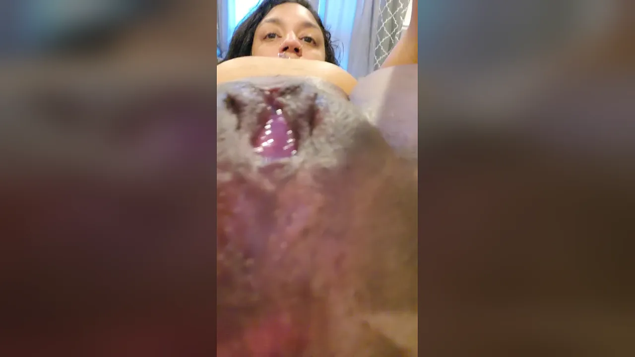 Solo webcam girl shows off her puckered ass