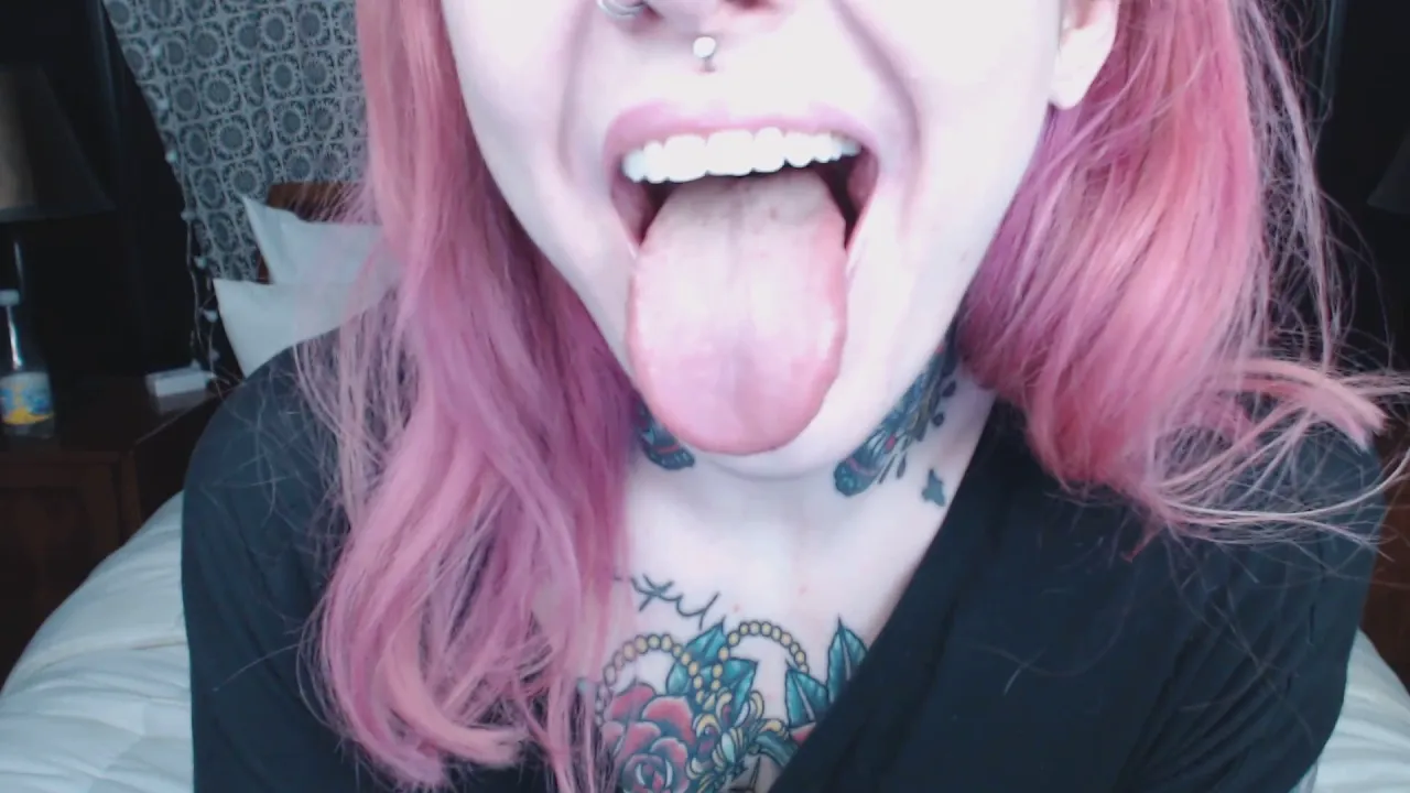 Pink-haired webcam babe Slutty Spice masturbates and wanks herself
