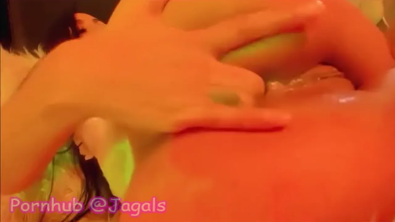 Latina webcam model fingers her big ass until she cums