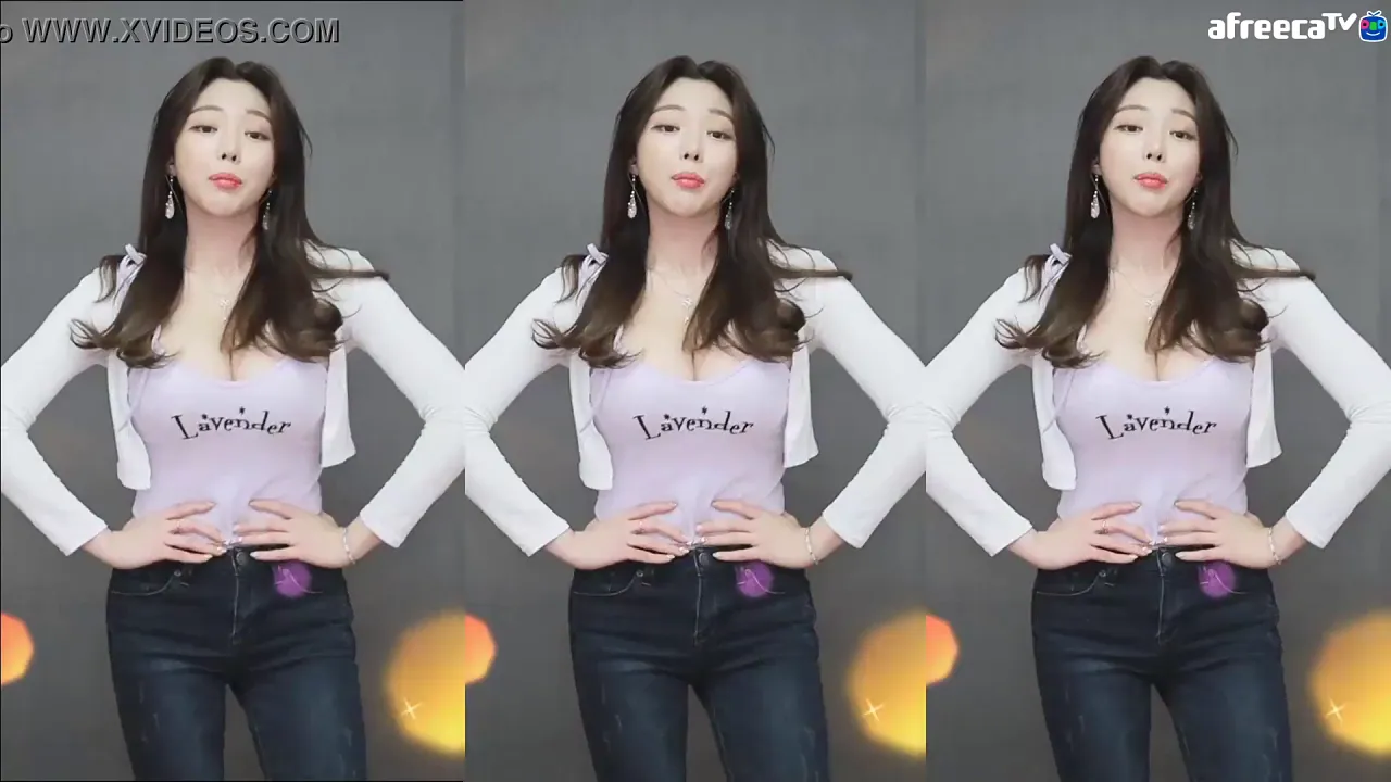 Korean webcam model dances and strips for viewers