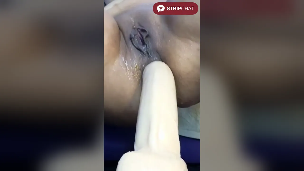 SaraMartins00 moans and cums while using fuck machine in solo webcam scene