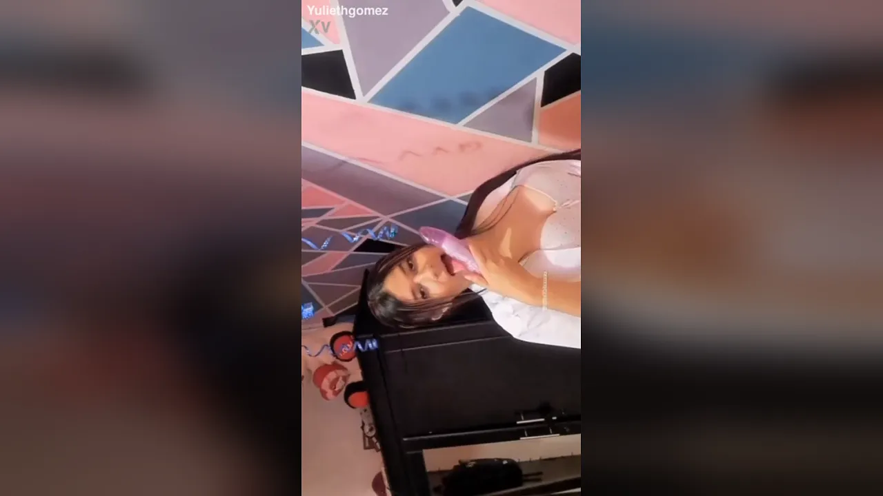 College student uses her dildo to pleasure herself