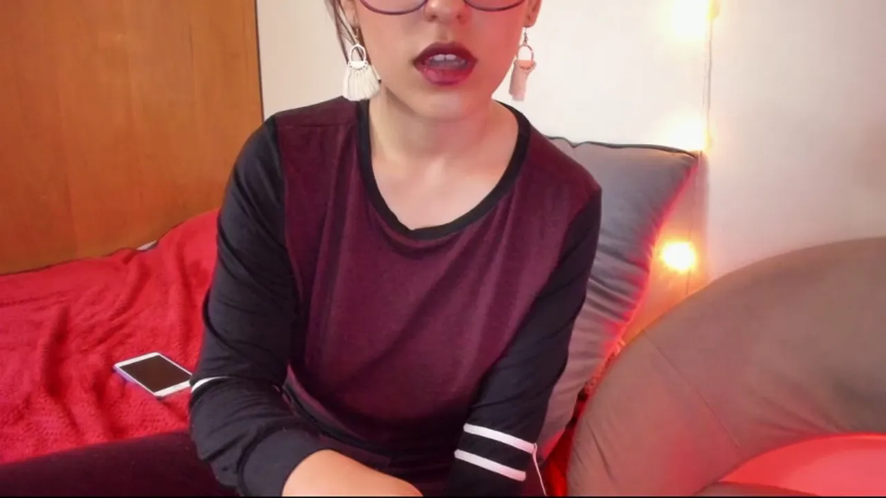 Amateur girl Martinasaenz shows her tits on webcam