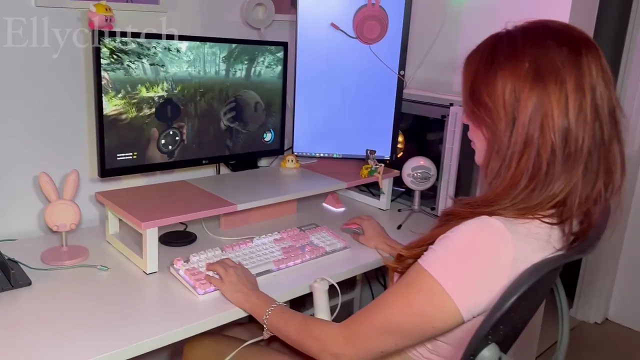 Gamer babe Elly Clutch masturbates to intense orgasm with vibrator during Discord call