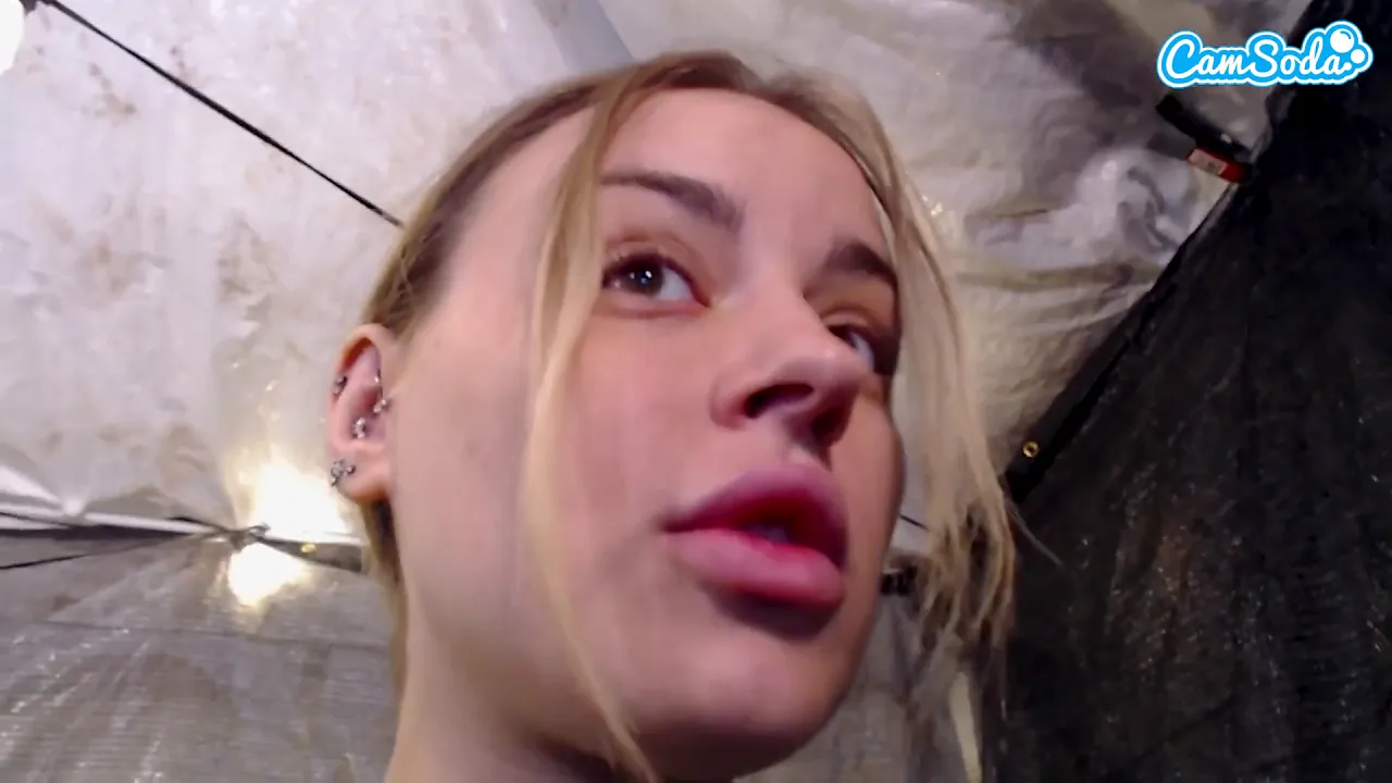 Big booty webcam model Moans has an orgasm while pleasuring herself on cam