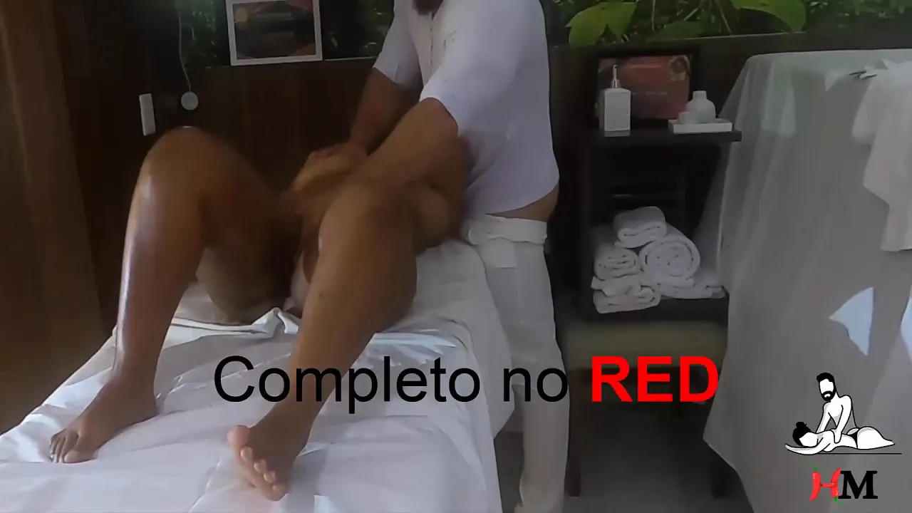 Filmei escondido a novinha de 18 aninhos peladinha no meu consultorio