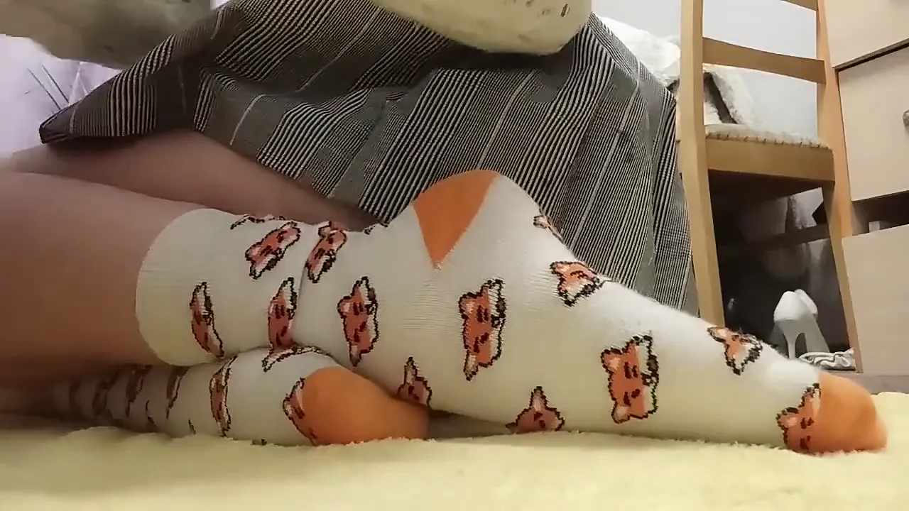 Russian amateur stretches her asshole with a banana while masturbating