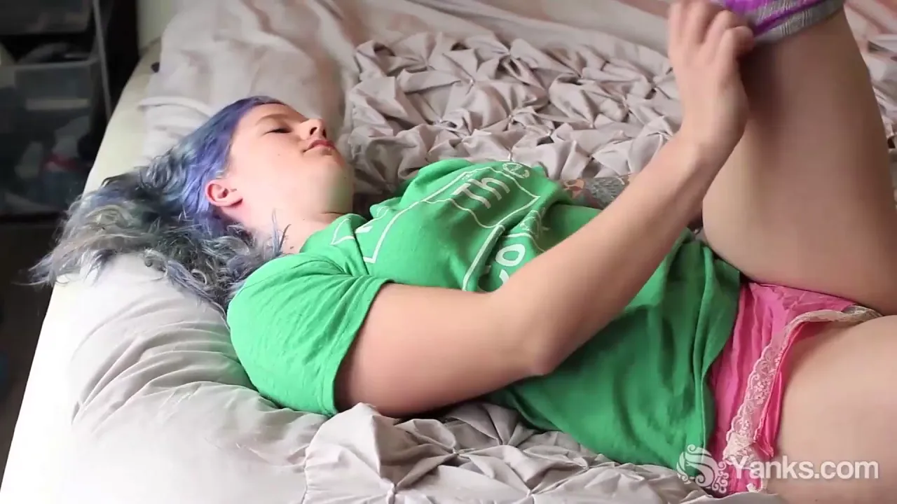 Jette masturbates anally in solo video