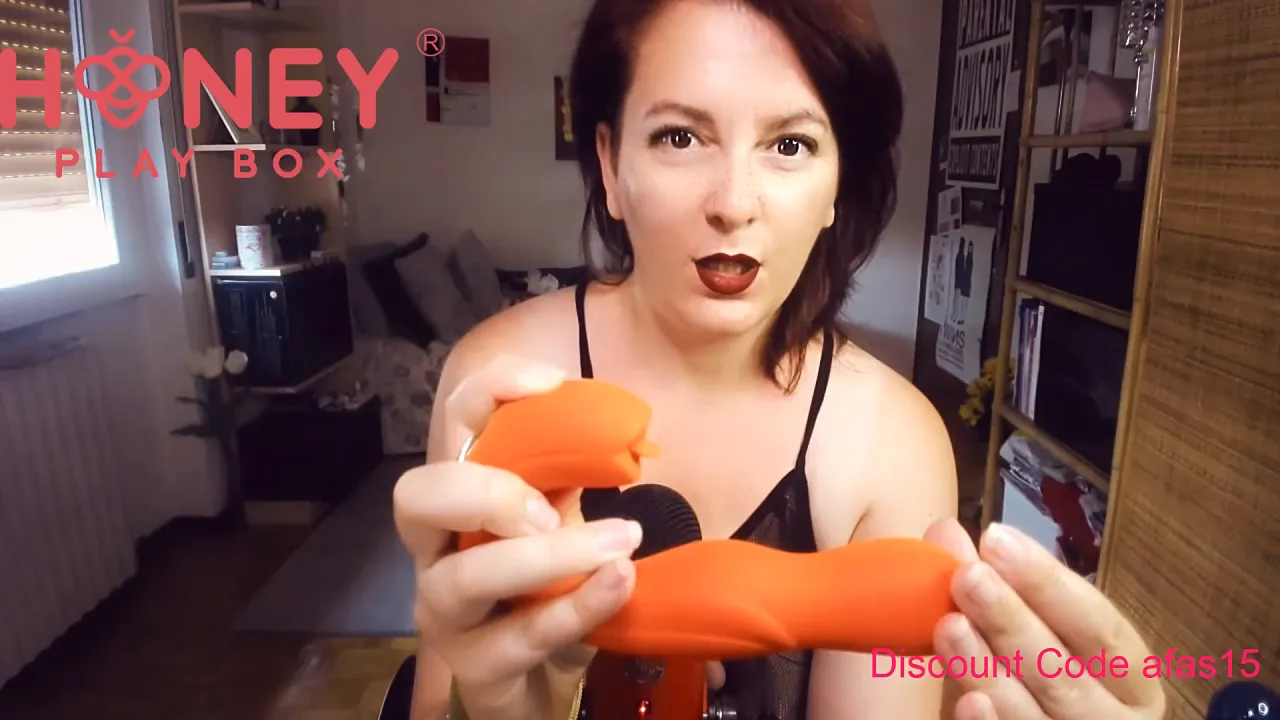 Italiana Nicoletta Embassi unboxes the Joi G-Spot vibrator and has intense orgasms