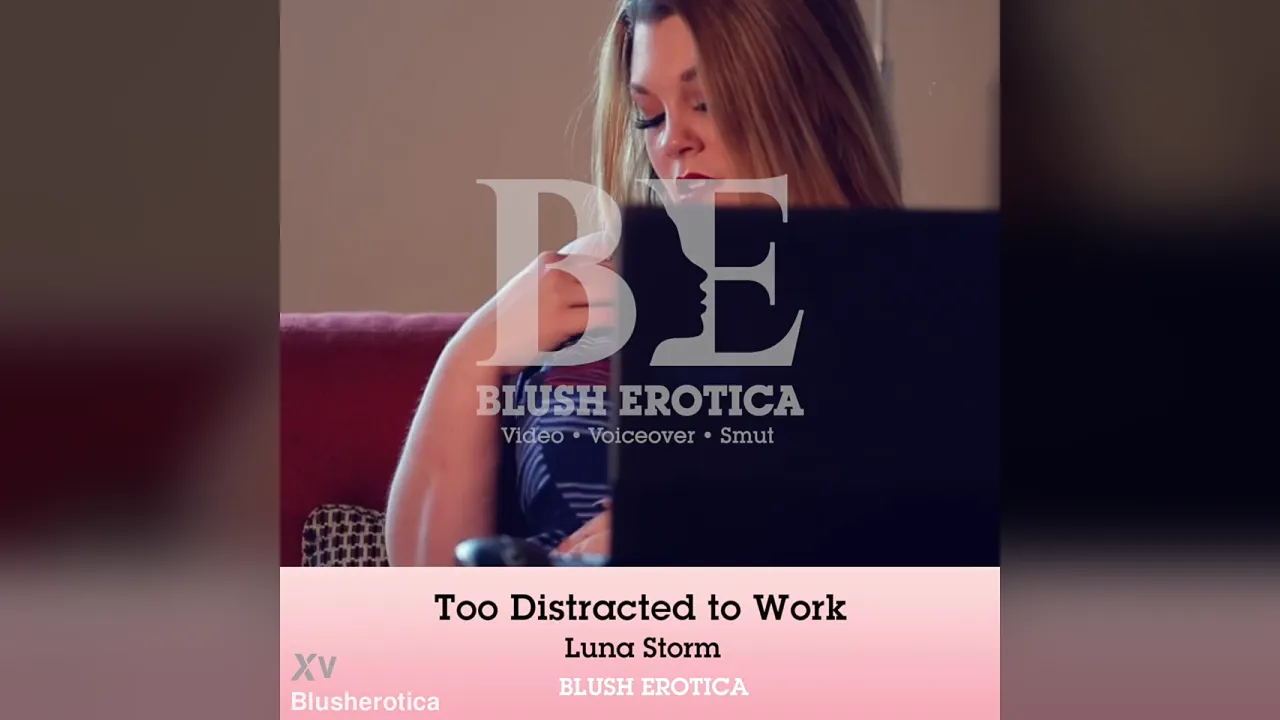 BBW blonde Luna Storm distractedly masturbates and fingers herself