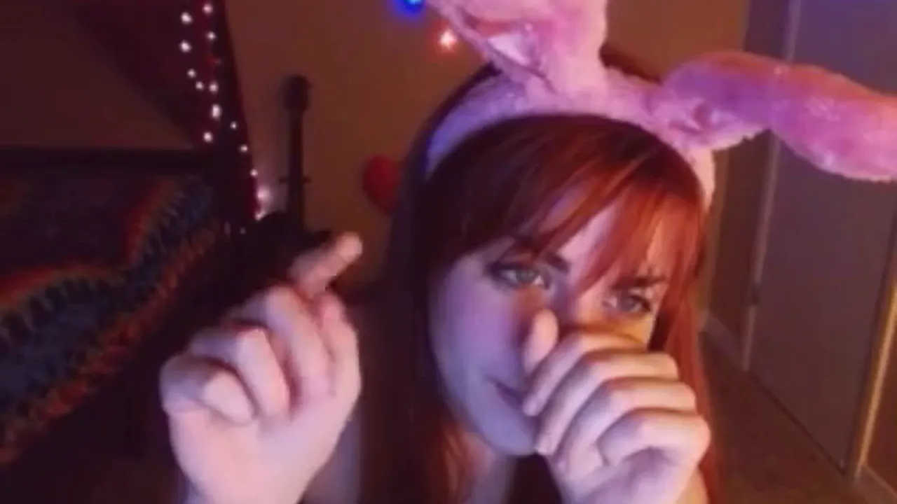 Redhead webcam model Awesome Kate strips and plays with a toy for viewers