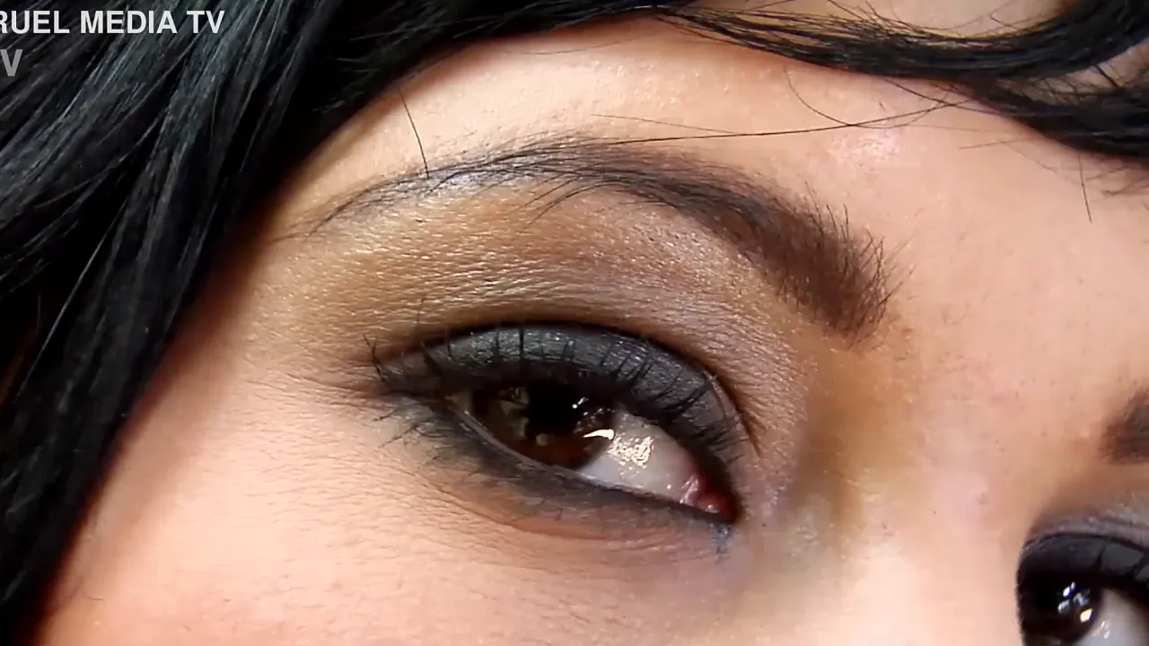 All-natural brunette Cleo Banks masturbates with toys and oils in close-ups