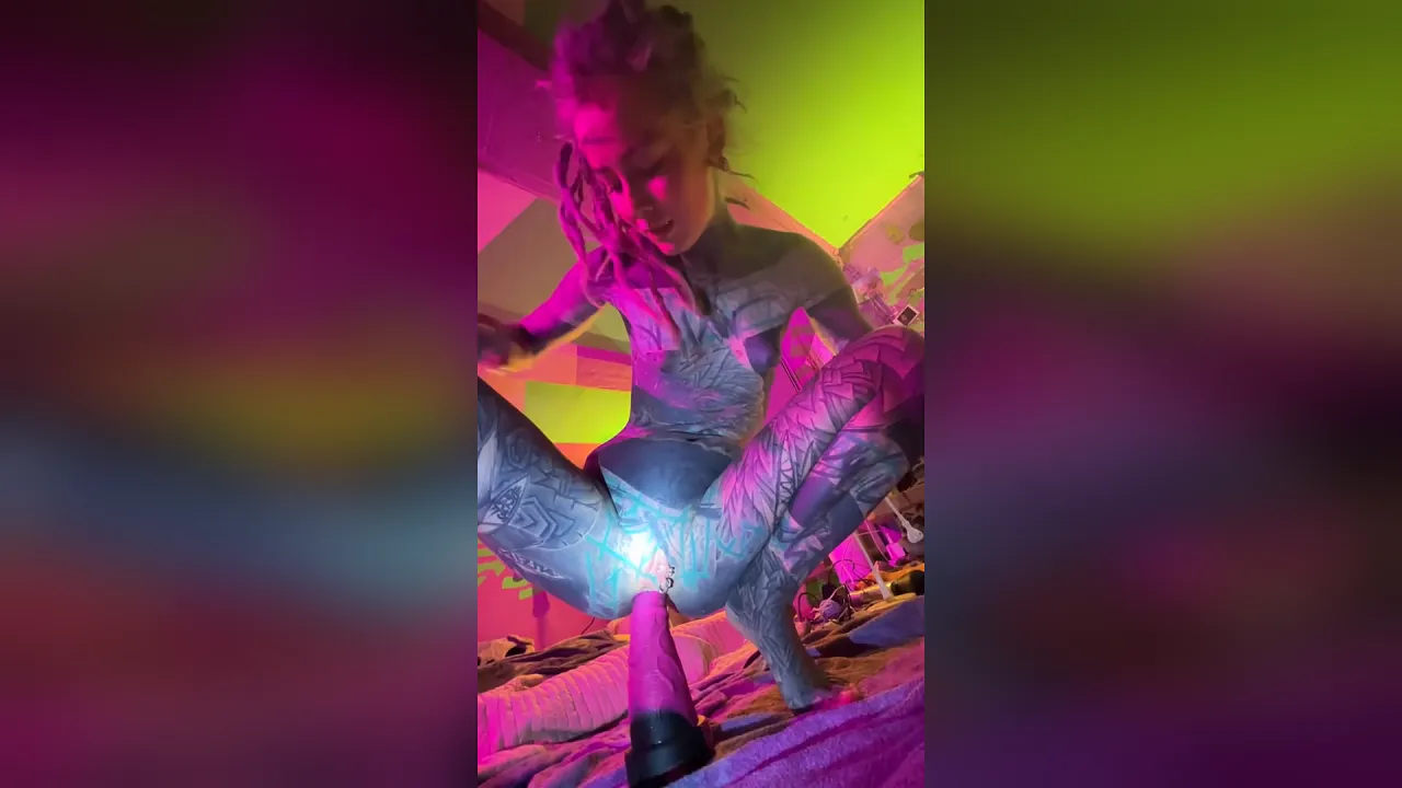 Tattooed solo babe Anuskatzz struggles to ride big dildo deeper into her tight hole