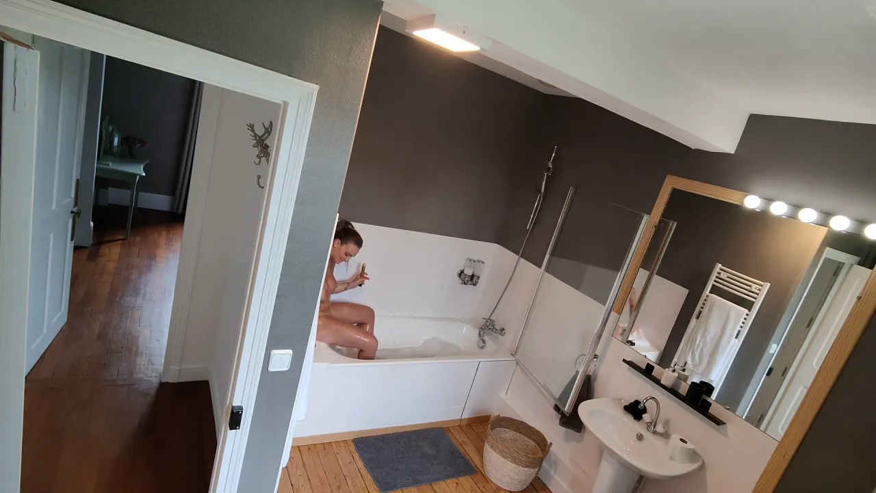 Tiffany Leiddi wanks her tight blonde pussy in the bathtub
