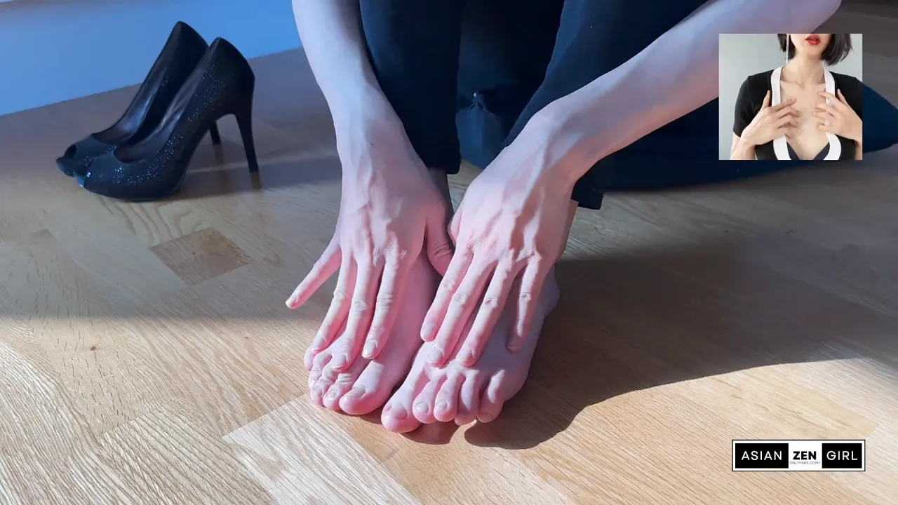Japanese office lady teases her pretty feet before solo masturbation
