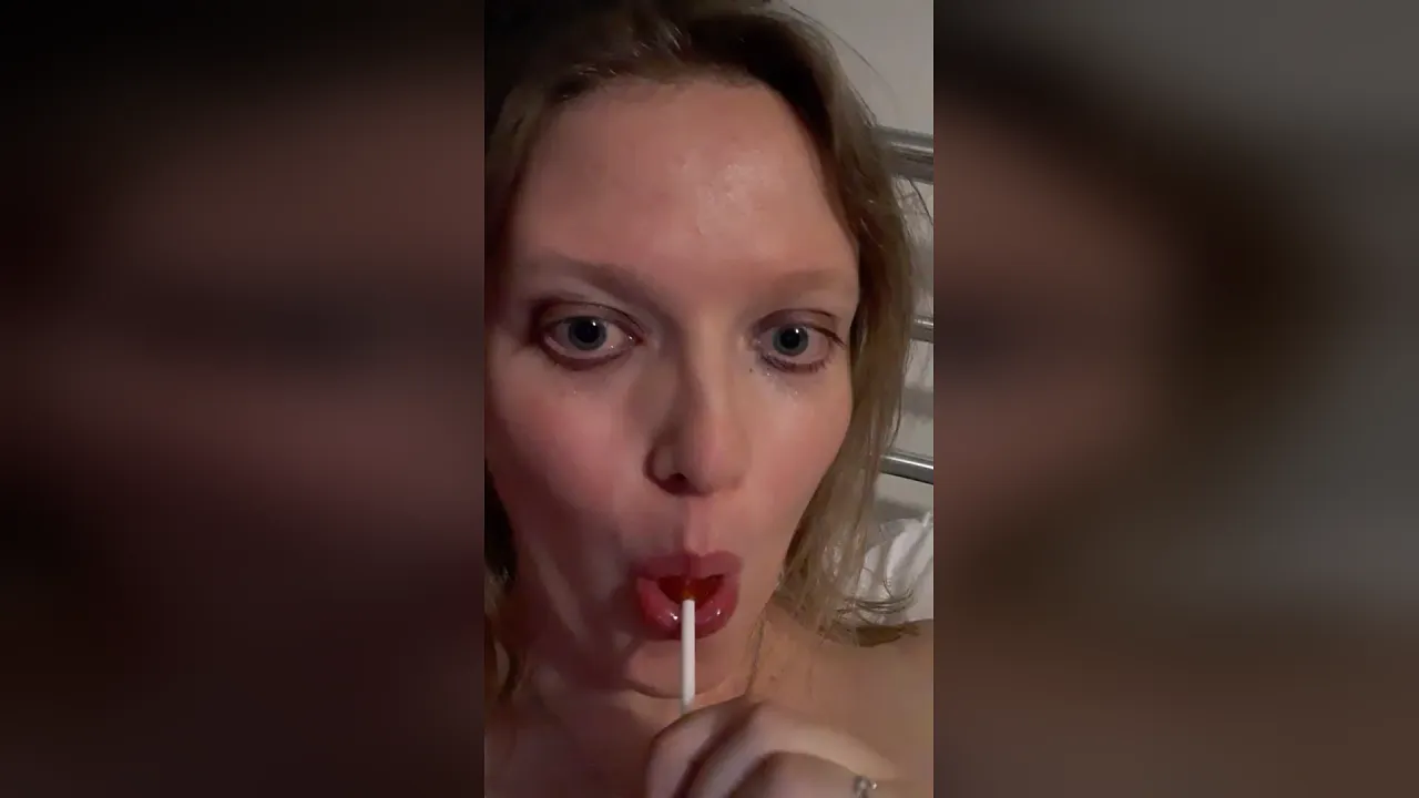 Solo babe plays with a lollipop fetish toy