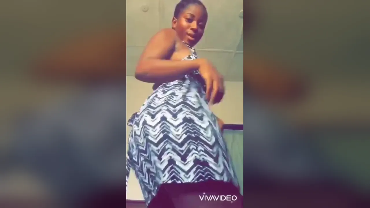 Solo girl twerks her big ass on webcam while singing and dancing