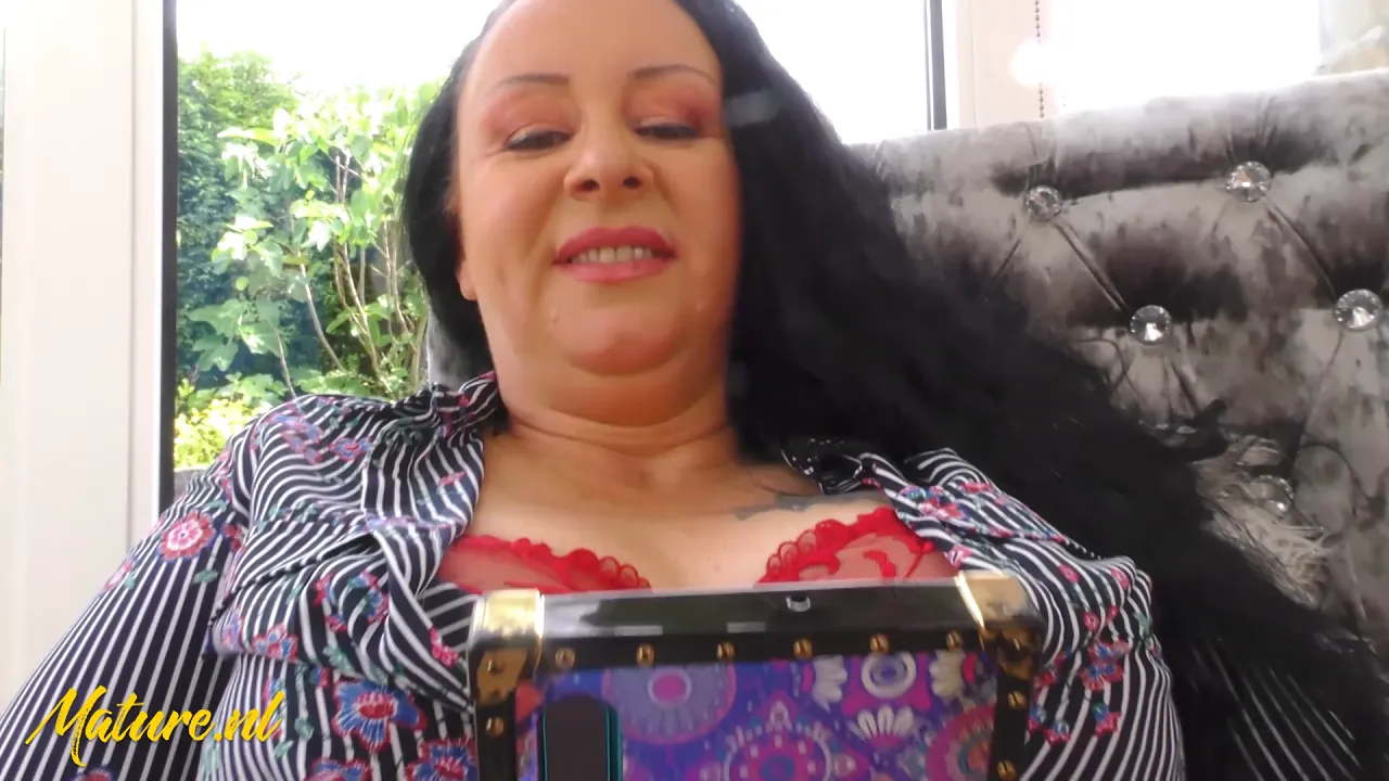 Mature British MILF Remi masturbates with her favorite toy in solo video