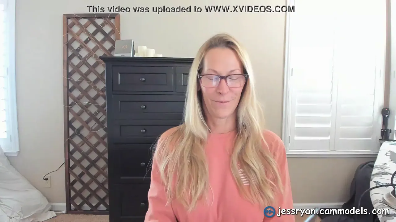 Sexy milf camgirl gives an honest dick rating for forearmguy jessryan.manyvids.com