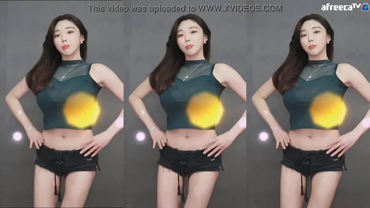 Korean babe dances seductively on webcam