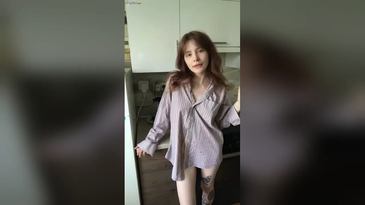 Tattooed amateur Taisia masturbates and cums in the kitchen