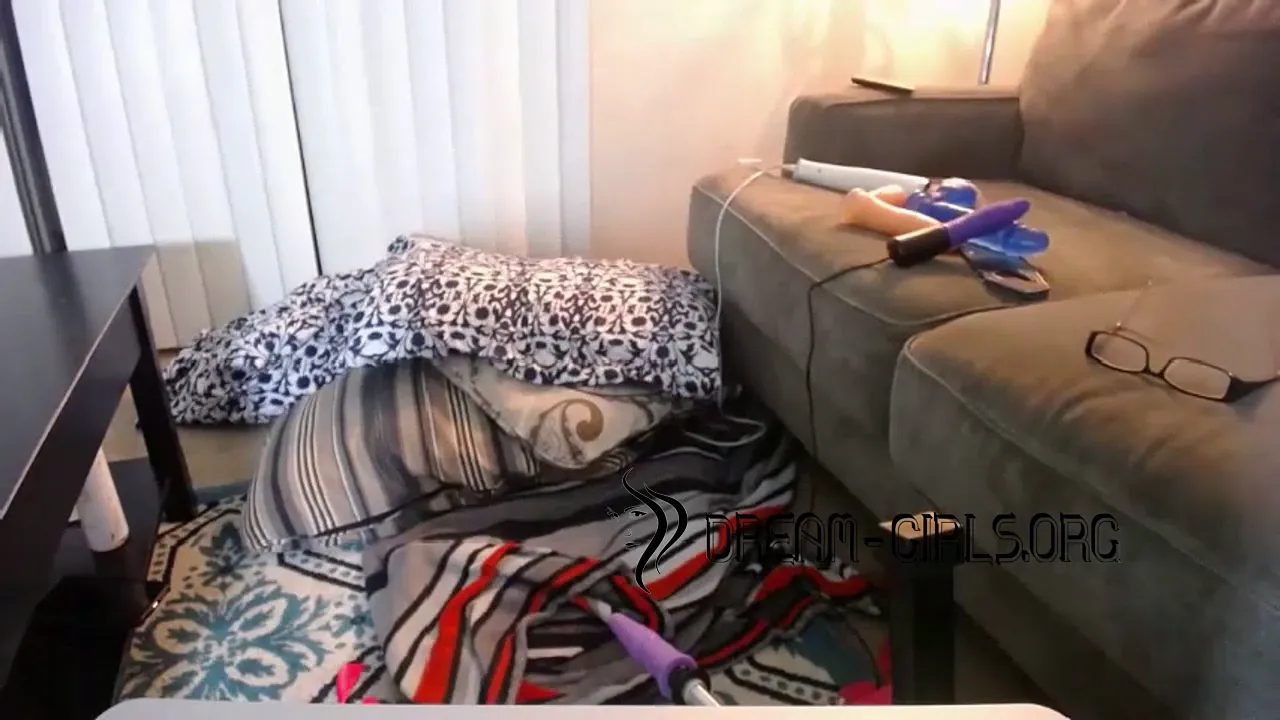 Brunette amateur webcam girl masturbates alone