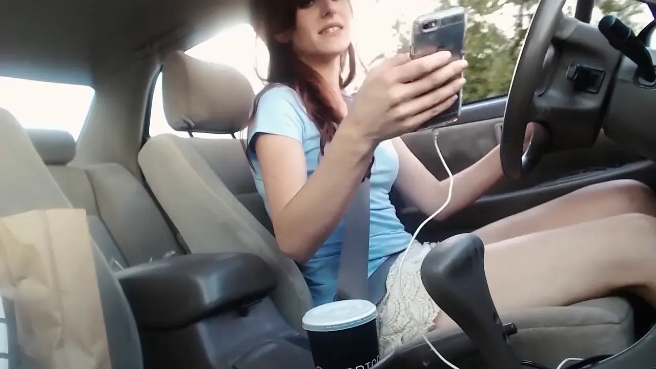 Ginger MILF masturbates to orgasm outside at ye old taco bell and starbucks