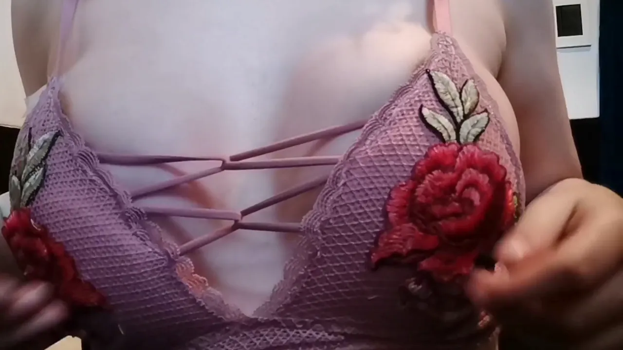 Latina solo masturbates with big tits in webcam reality video