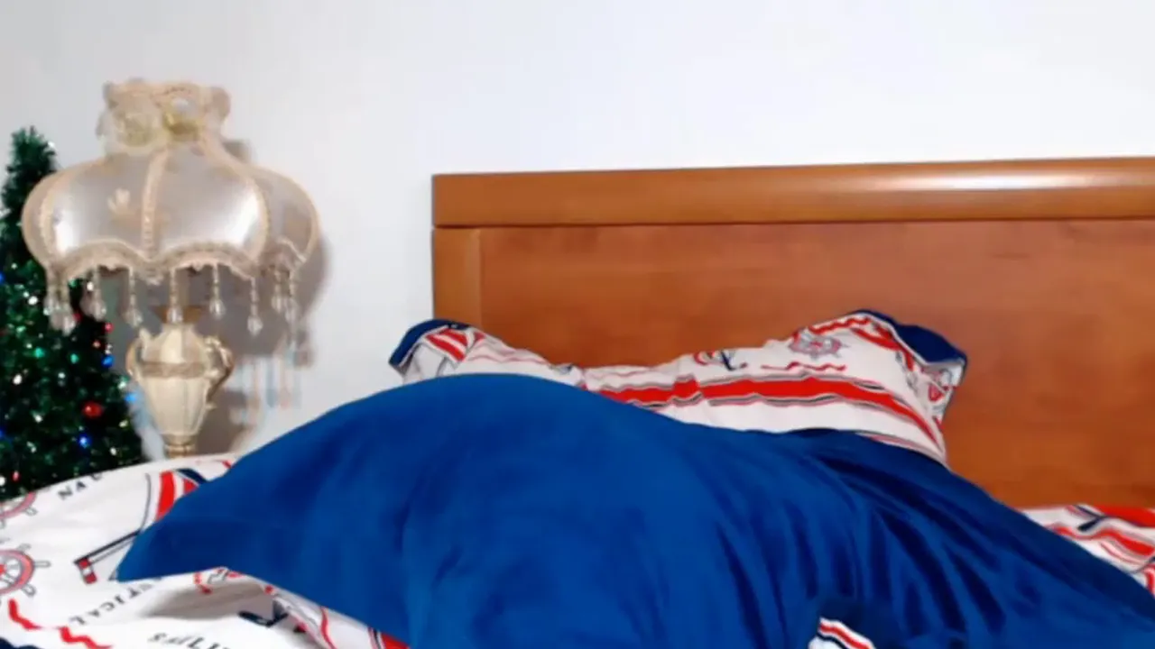 Webcam babe masturbates with a toy in her pussy and asshole