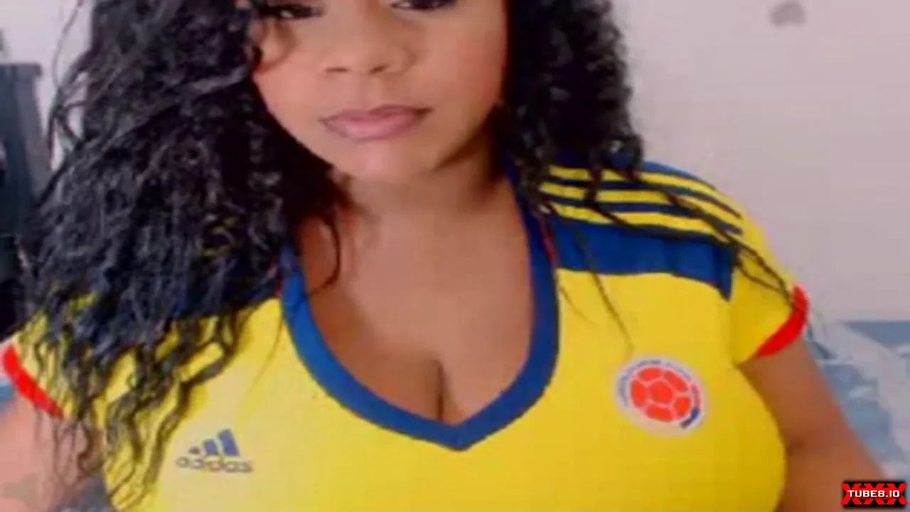 Latin webcam model shows off her big boobs on live cam show