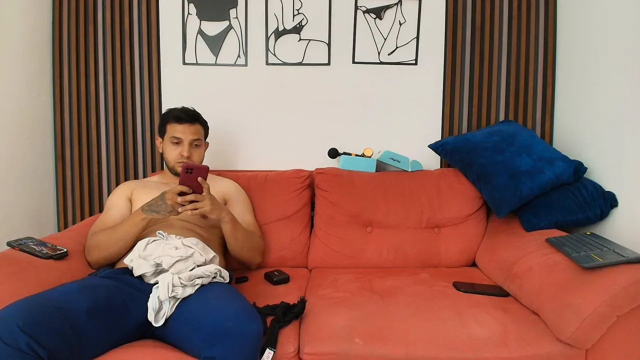Ema Abby uses her big Latina body to seduce a professor and pass the course