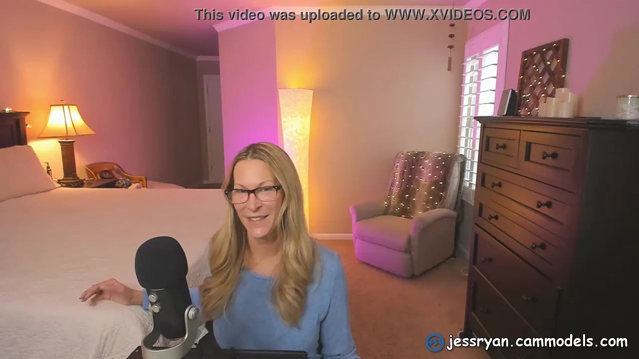 Blonde MILF Jess Ryan rates cocks in camgirl video