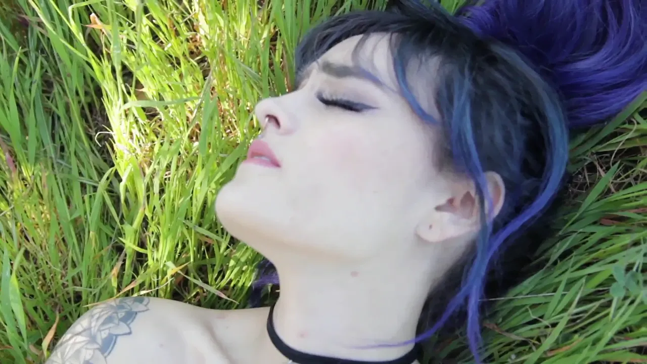 Tattooed babe in her 20s masturbates with a toy outdoors