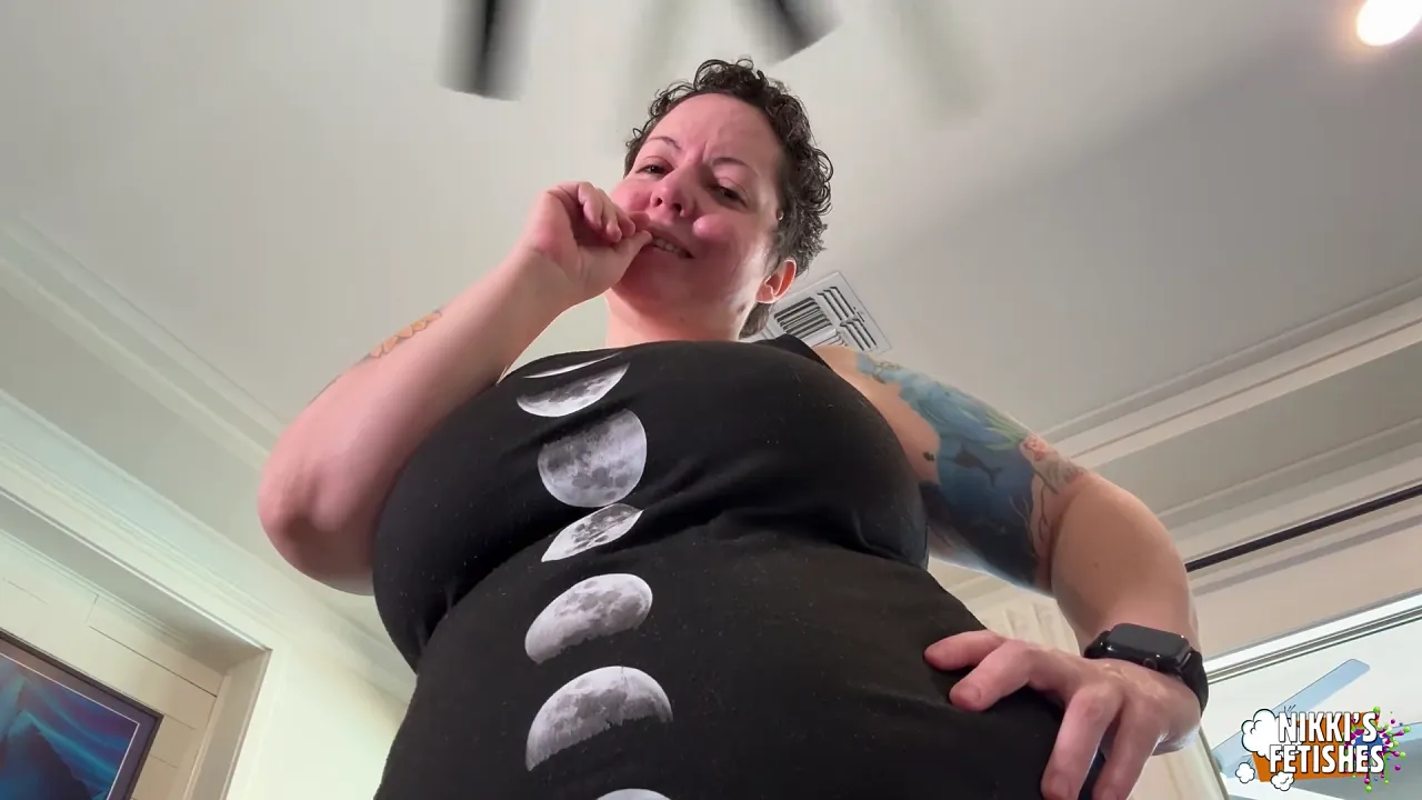 Nikki Sequoia spreads her big ass cheeks in fetish solo masturbation