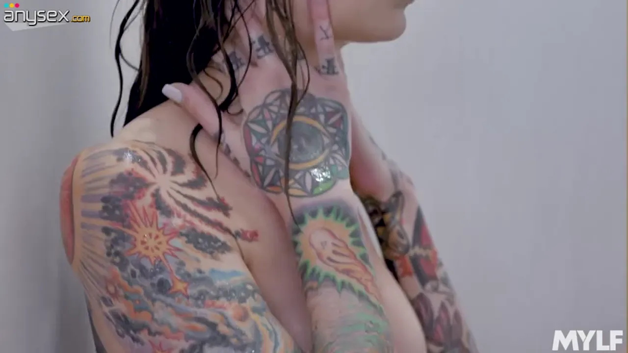 Tattooed solo girl Rocky Emerson masturbates with a dildo in the shower