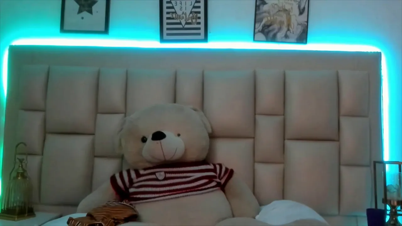 Red Waifu, the cute Colombian babe with a big ass, masturbates on cam for her fetish fans