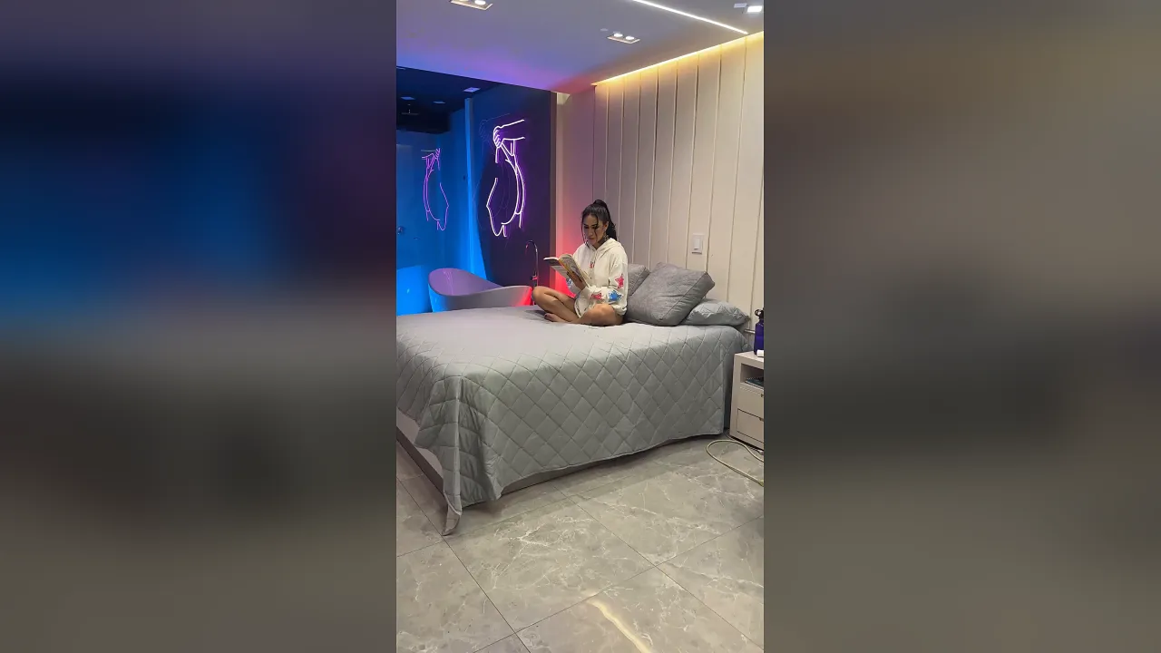 Solo babe masturbates on webcam