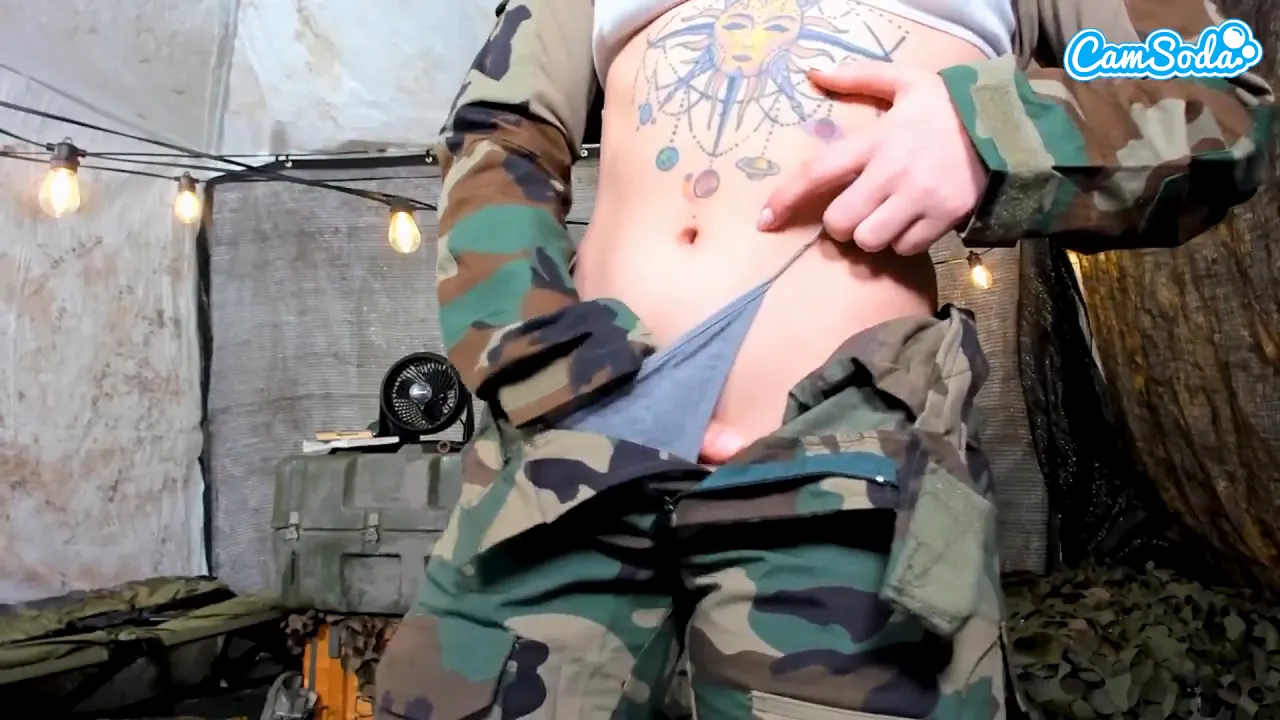 Tattooed webcam model Anna Claire Clouds masturbates to orgasm on camera