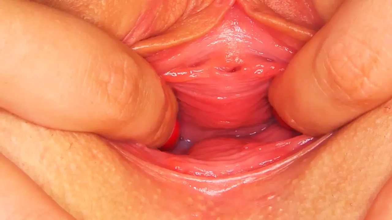 Solo babe fingers her wet pussy and big ass to orgasm