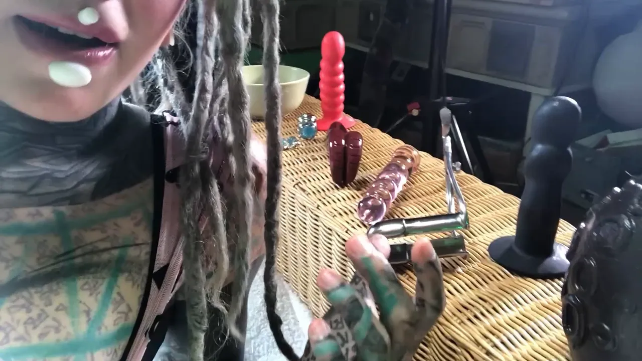 Tattooed Anuskatzz plays with sex toys and anal plug in solo video
