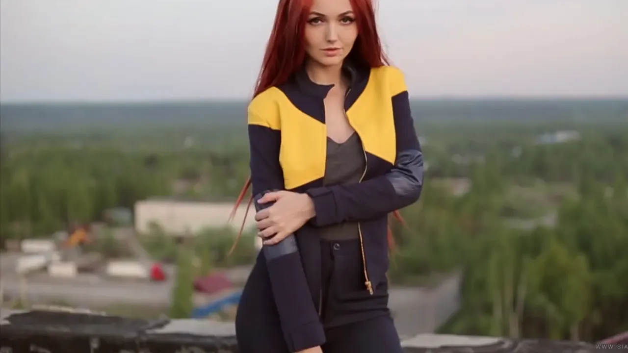 Dark Phoenix cosplayer Sia Siberia masturbates with a big dildo