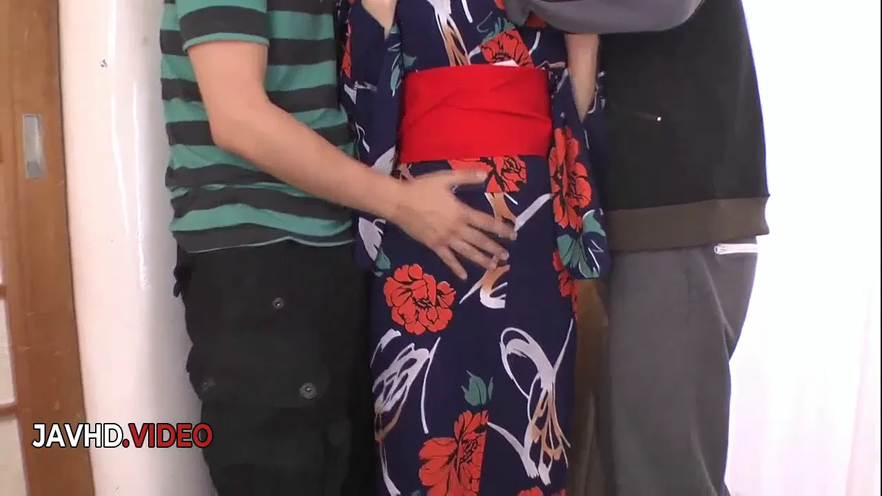Japanese Kaori Maeda gets two blowjobs while wearing a kimono