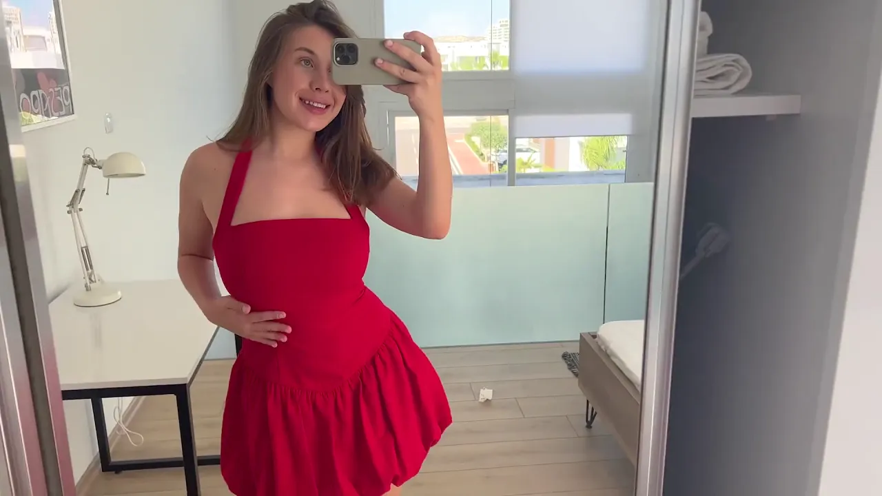 Deluxe Girl masturbates with an ass plug before going on a date, accidentally squirting